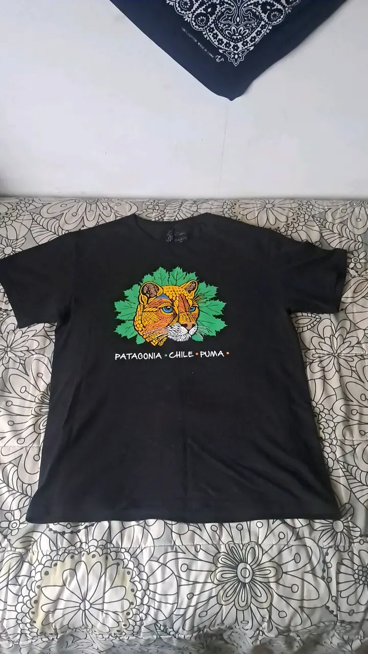 Polera negra con diseño de puma - 1