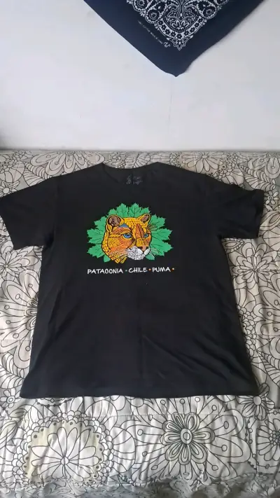 Polera negra con diseño de puma - miniatura 1
