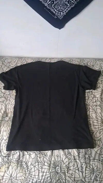 Polera negra con diseño de puma - miniatura 2