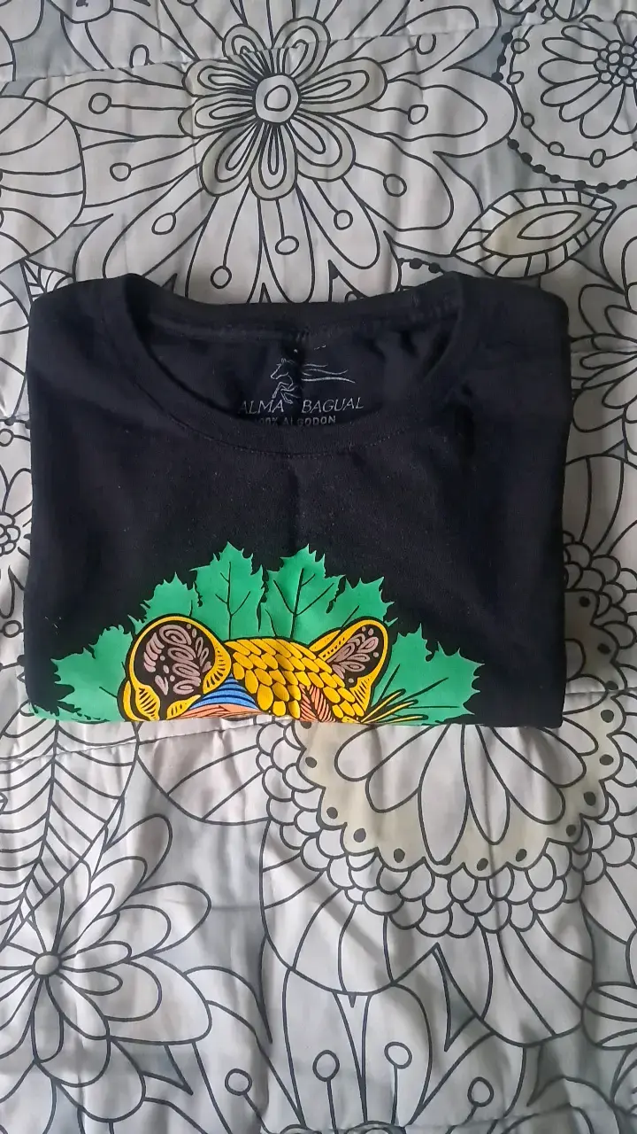 Polera negra con diseño de puma - 3