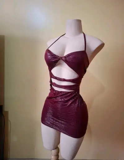 Vestido corto burdeos con diseño recortado - miniatura 1