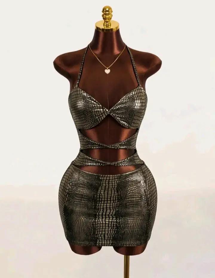 Vestido corto ajustado con diseño de serpiente - 1