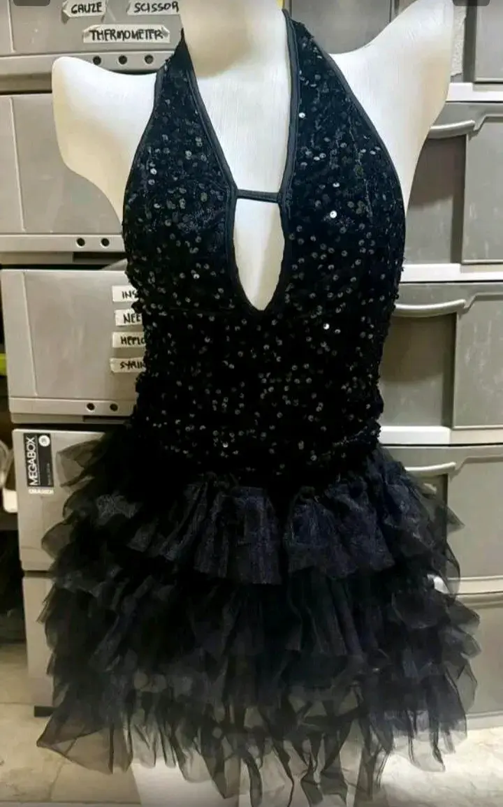 Vestido corto negro con lentejuelas y volantes - 1