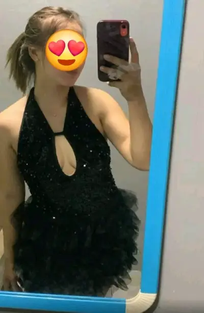 Vestido corto negro con lentejuelas y volantes - miniatura 4