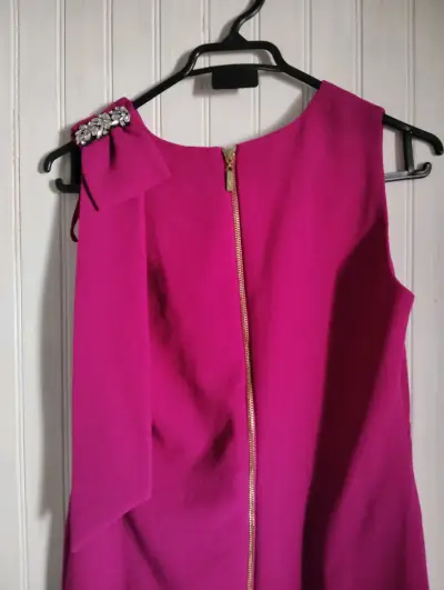 Vestido fucsia con detalle de pedrería - miniatura 1