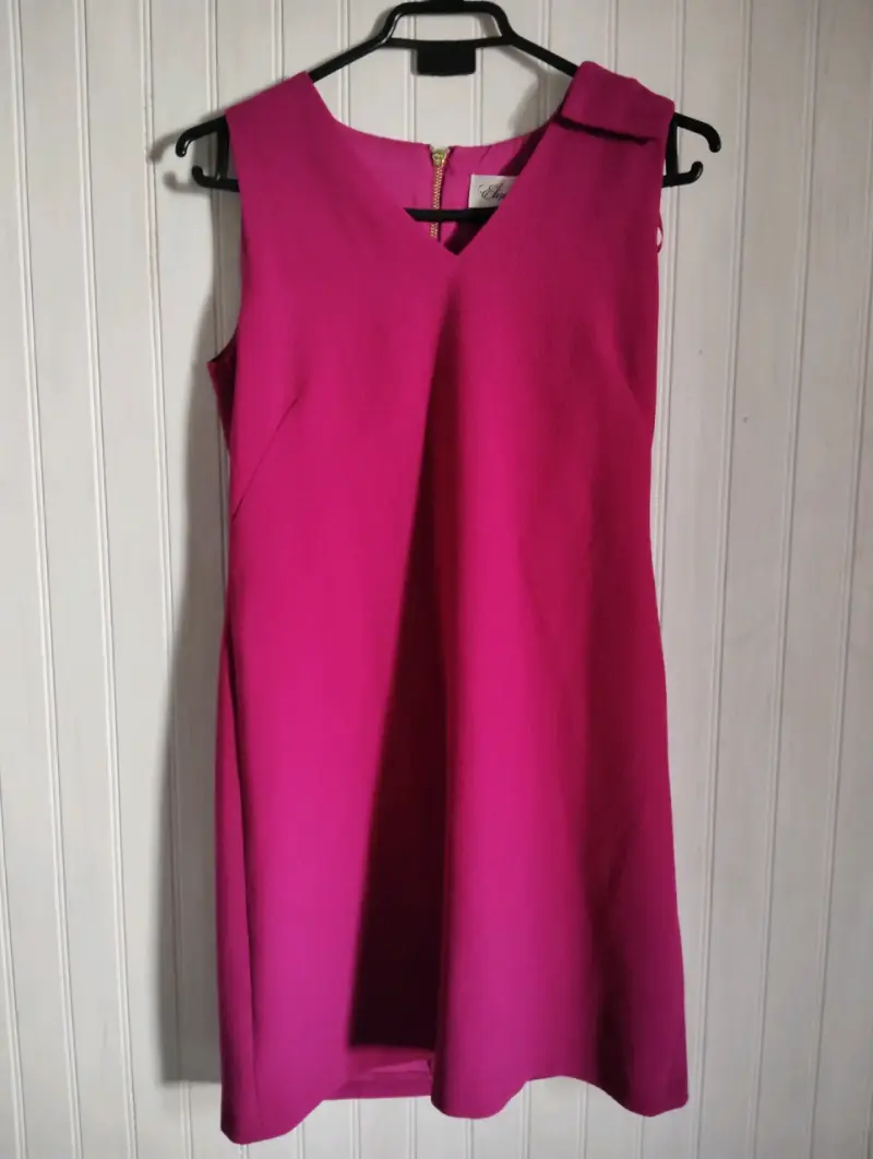 Vestido fucsia con detalle de pedrería - 2