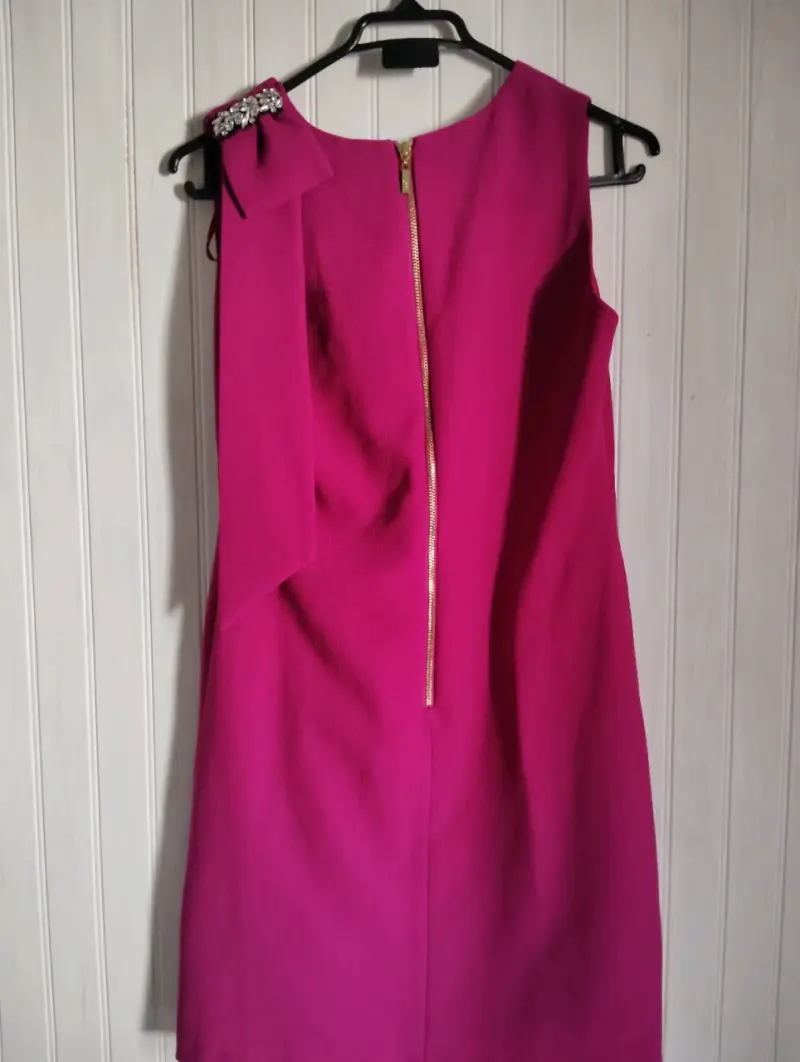 Vestido fucsia con detalle de pedrería - 3