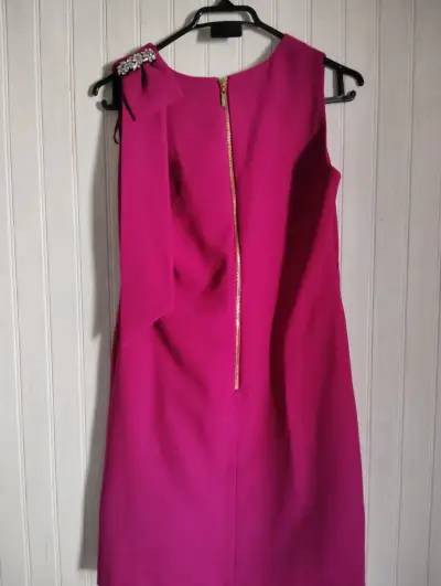 Vestido fucsia con detalle de pedrería - miniatura 3