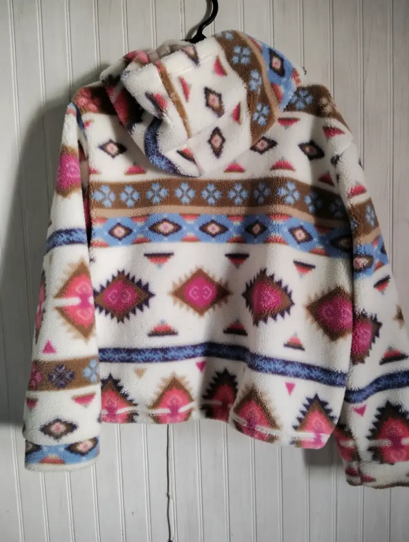Chaqueta polar con capucha y diseño geométrico