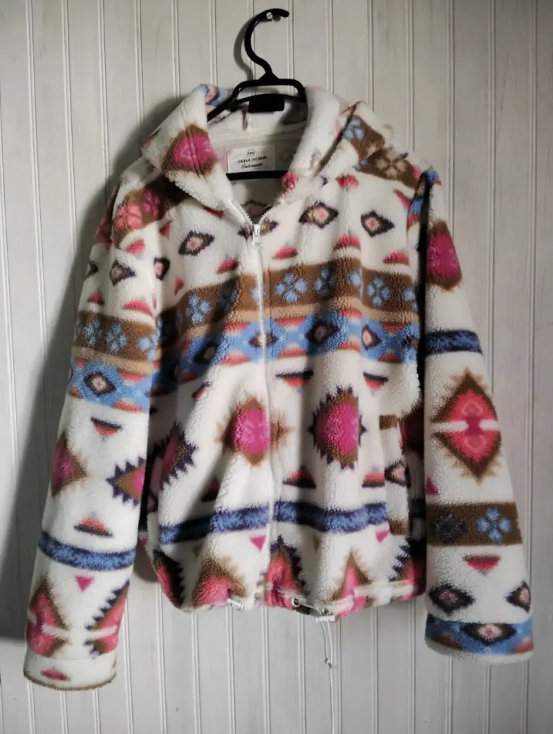 Chaqueta polar con capucha y diseño geométrico - 2