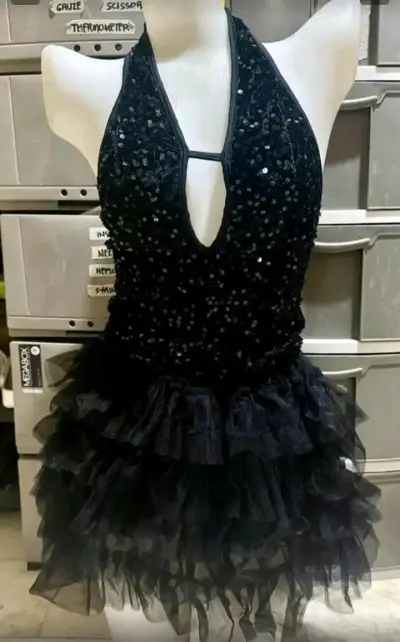 Vestido corto negro con lentejuelas y volantes - miniatura 6