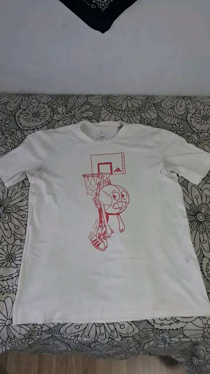 Polera Adidas blanca con diseño de baloncesto