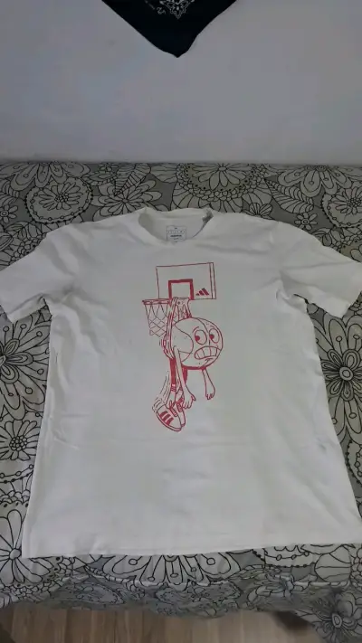 Polera Adidas blanca con diseño de baloncesto - miniatura 1