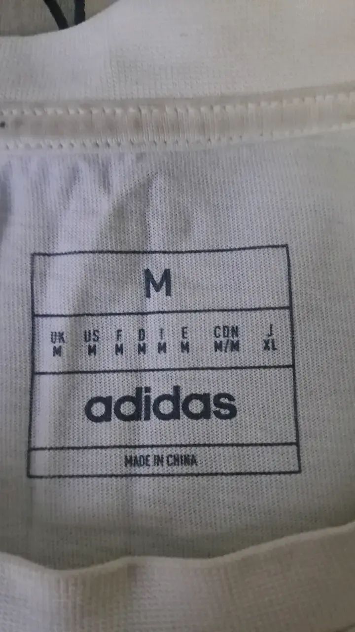 Polera Adidas blanca con diseño de baloncesto - 2