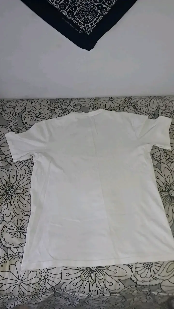 Polera Adidas blanca con diseño de baloncesto - 3