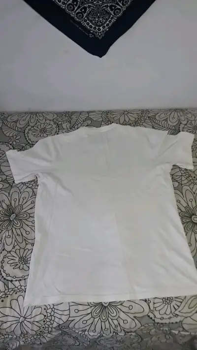 Polera Adidas blanca con diseño de baloncesto - miniatura 3