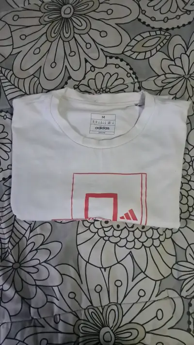 Polera Adidas blanca con diseño de baloncesto - miniatura 4