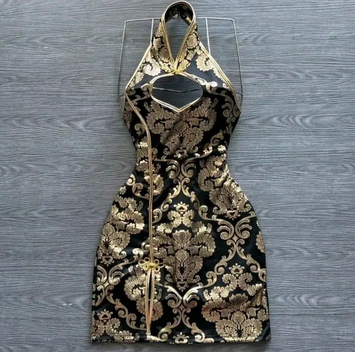 Vestido corto negro con detalles dorados - 1