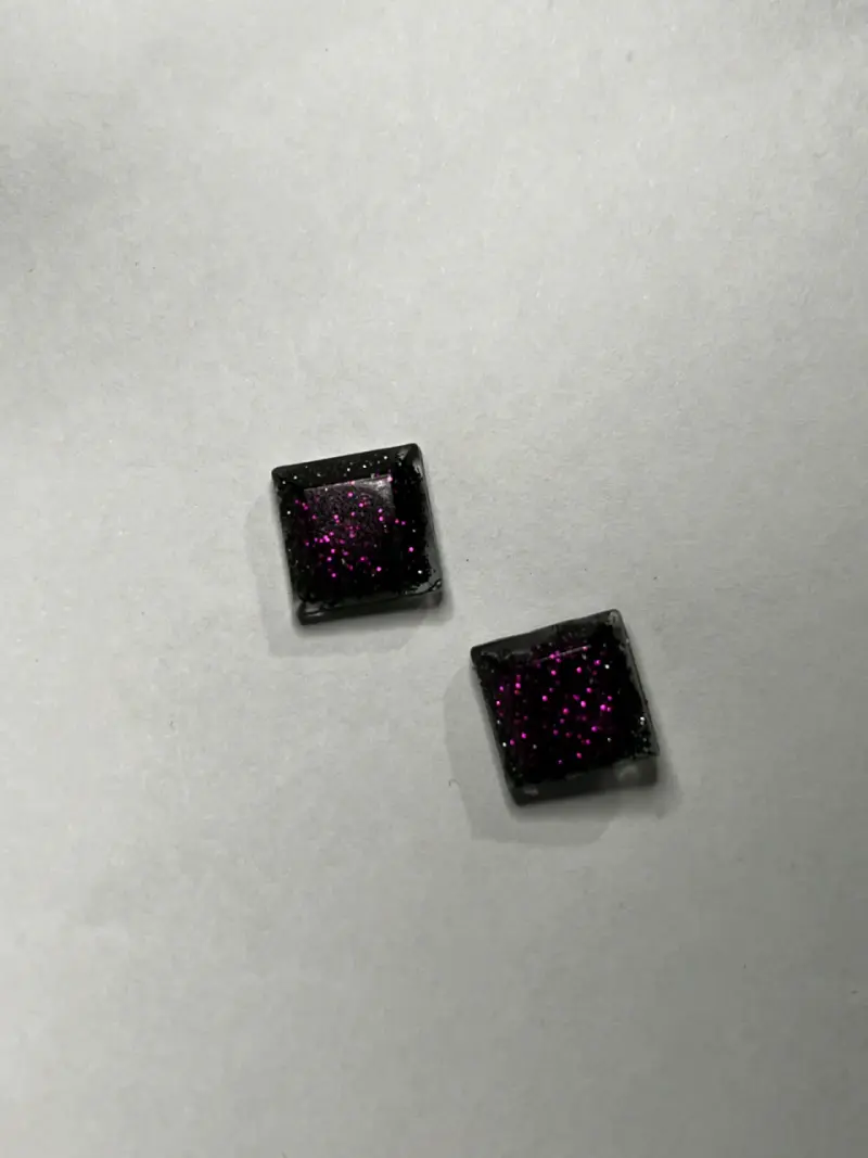 Pendientes cuadrados con brillo púrpura