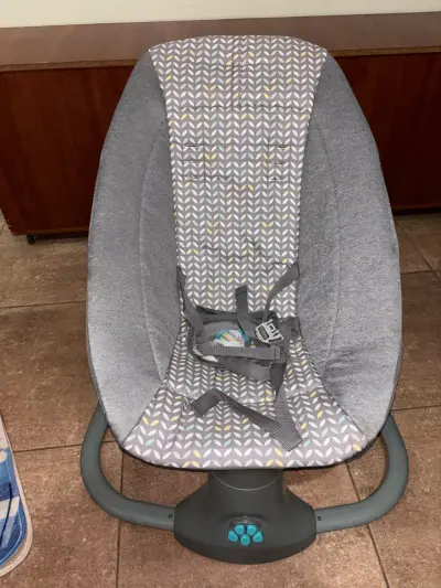Silla mecedora para bebé con diseño moderno - miniatura 1