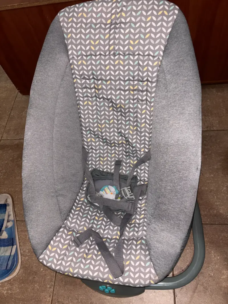 Silla mecedora para bebé con diseño moderno - 3