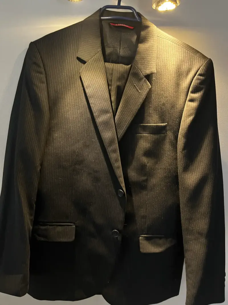 Traje de hombre negro patrón pinstripe