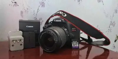 Cámara Canon EOS Rebel T7 con lente y accesorios - miniatura 1