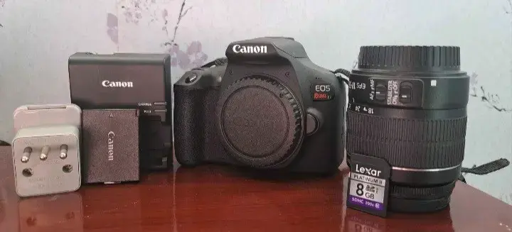 Cámara Canon EOS Rebel T7 con lente y accesorios - 2