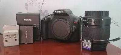 Cámara Canon EOS Rebel T7 con lente y accesorios - miniatura 2