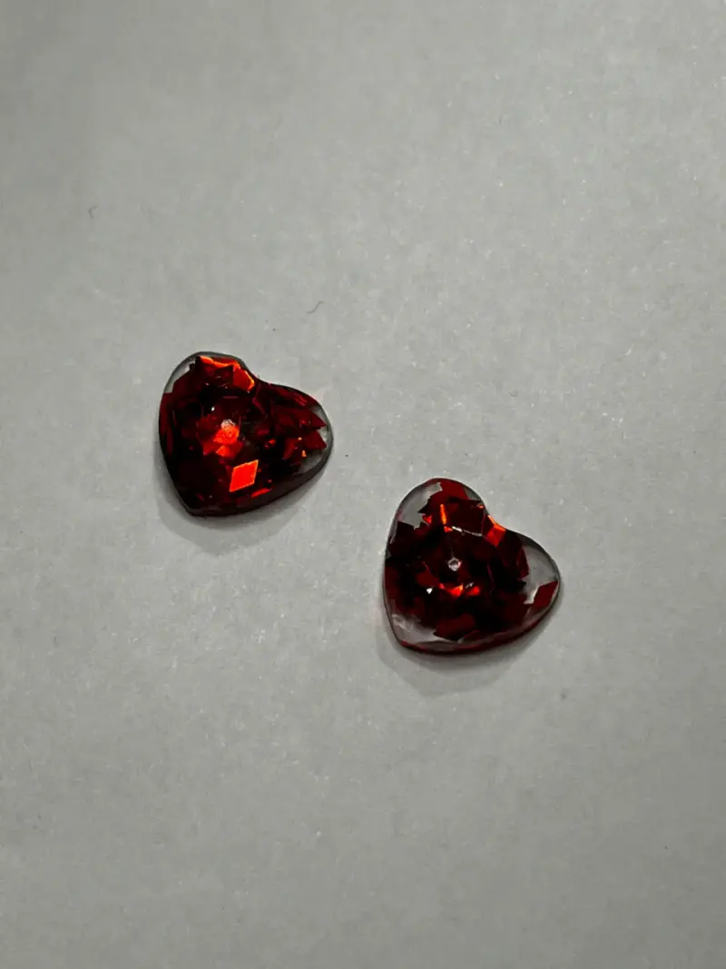 Pendientes rojo en forma de corazón