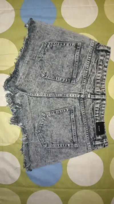 Shorts de mezclilla desgastados para mujer - miniatura 2