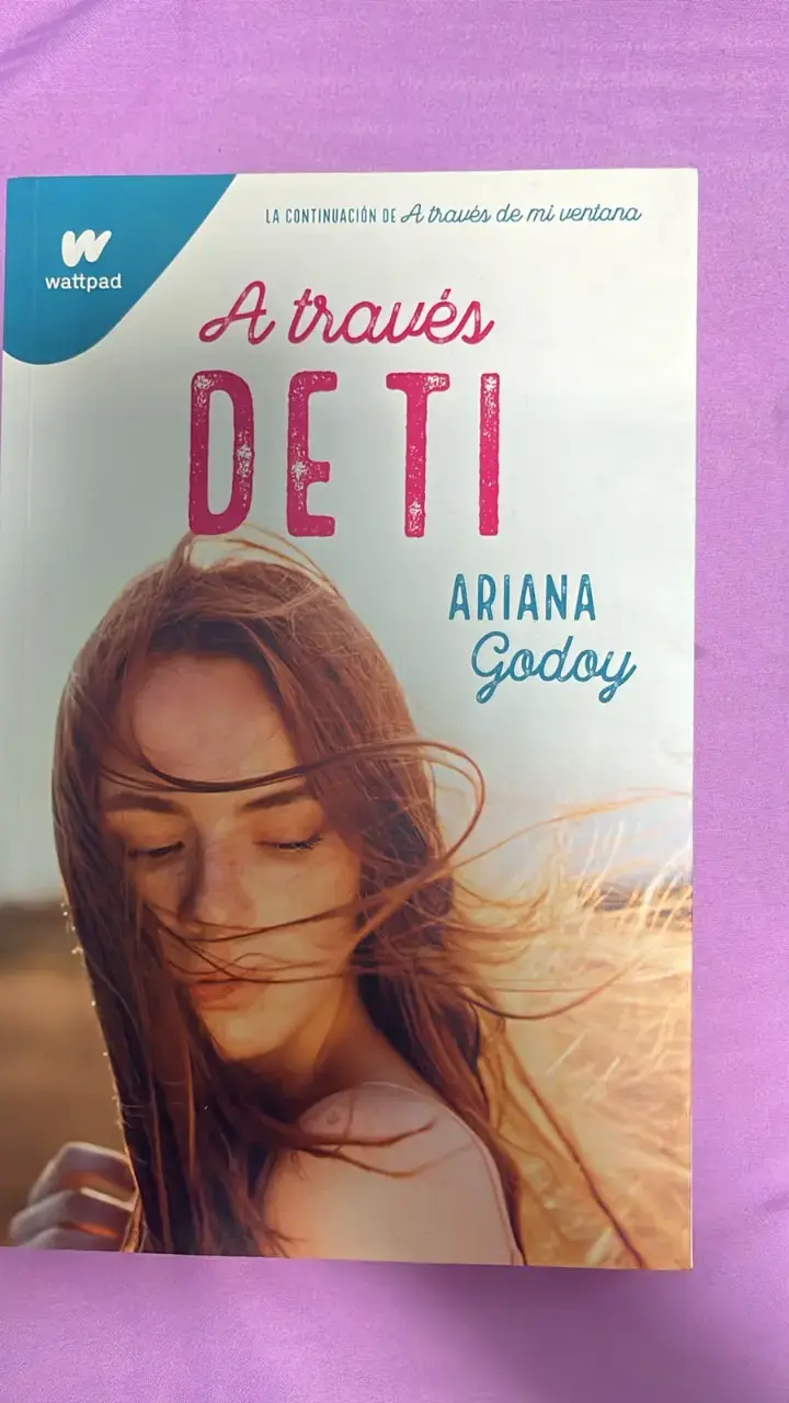 Libro 'A través de ti' de Ariana Godoy - 1