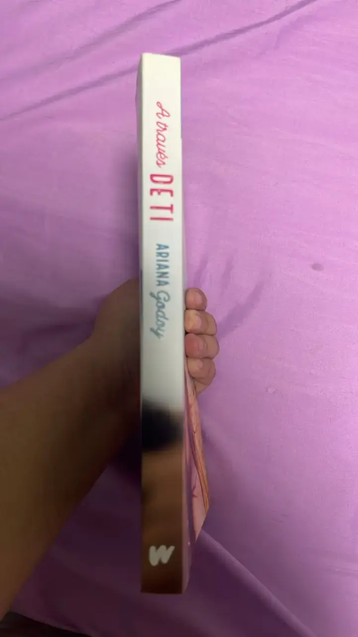 Libro 'A través de ti' de Ariana Godoy - 3