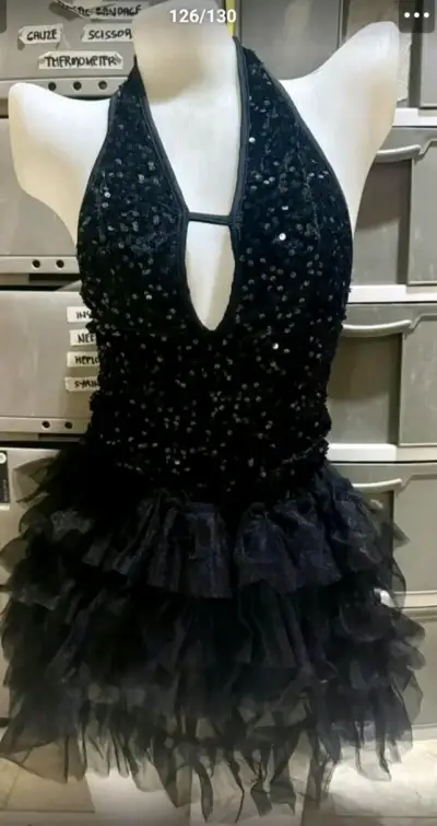 Vestido corto negro con lentejuelas y volantes - miniatura 6
