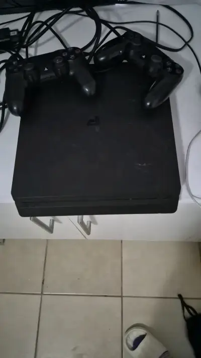 Consola PlayStation 4 con dos controles - miniatura 1