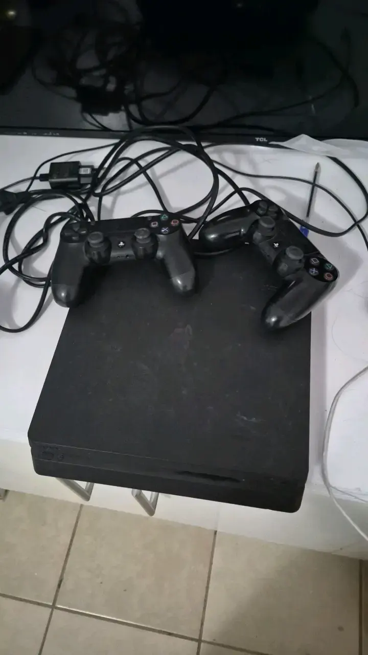 Consola PlayStation 4 con dos controles - 2