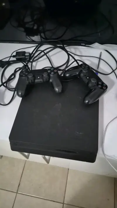 Consola PlayStation 4 con dos controles - miniatura 2