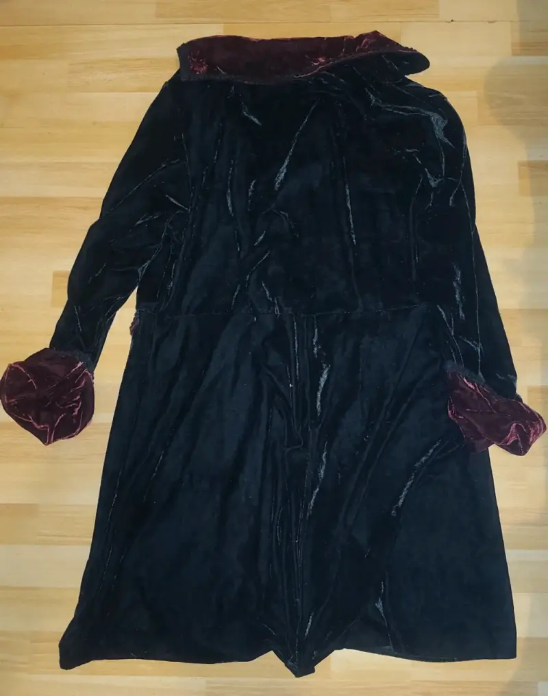 Abrigo de terciopelo negro con detalles rojos L - 3
