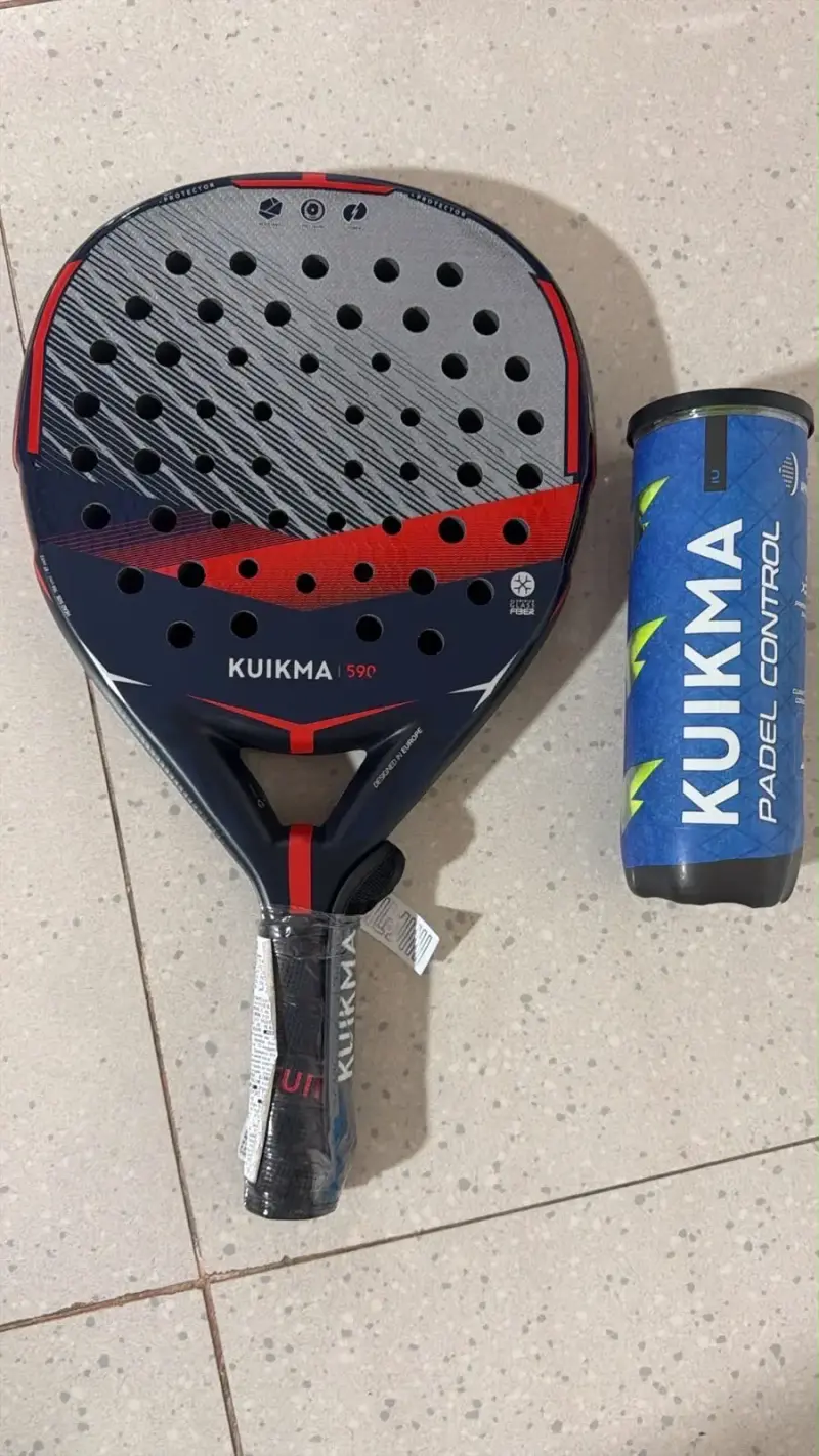 Pala de pádel Kuikma 590 con pelotas