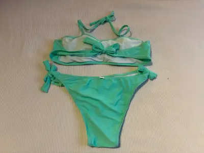 Bikini verde con volantes talla 16 - miniatura 2