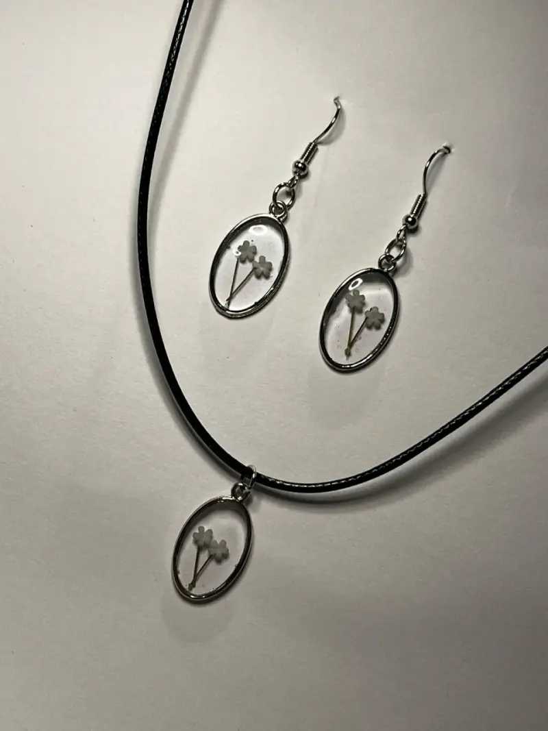 Conjunto de collar y aros con flores