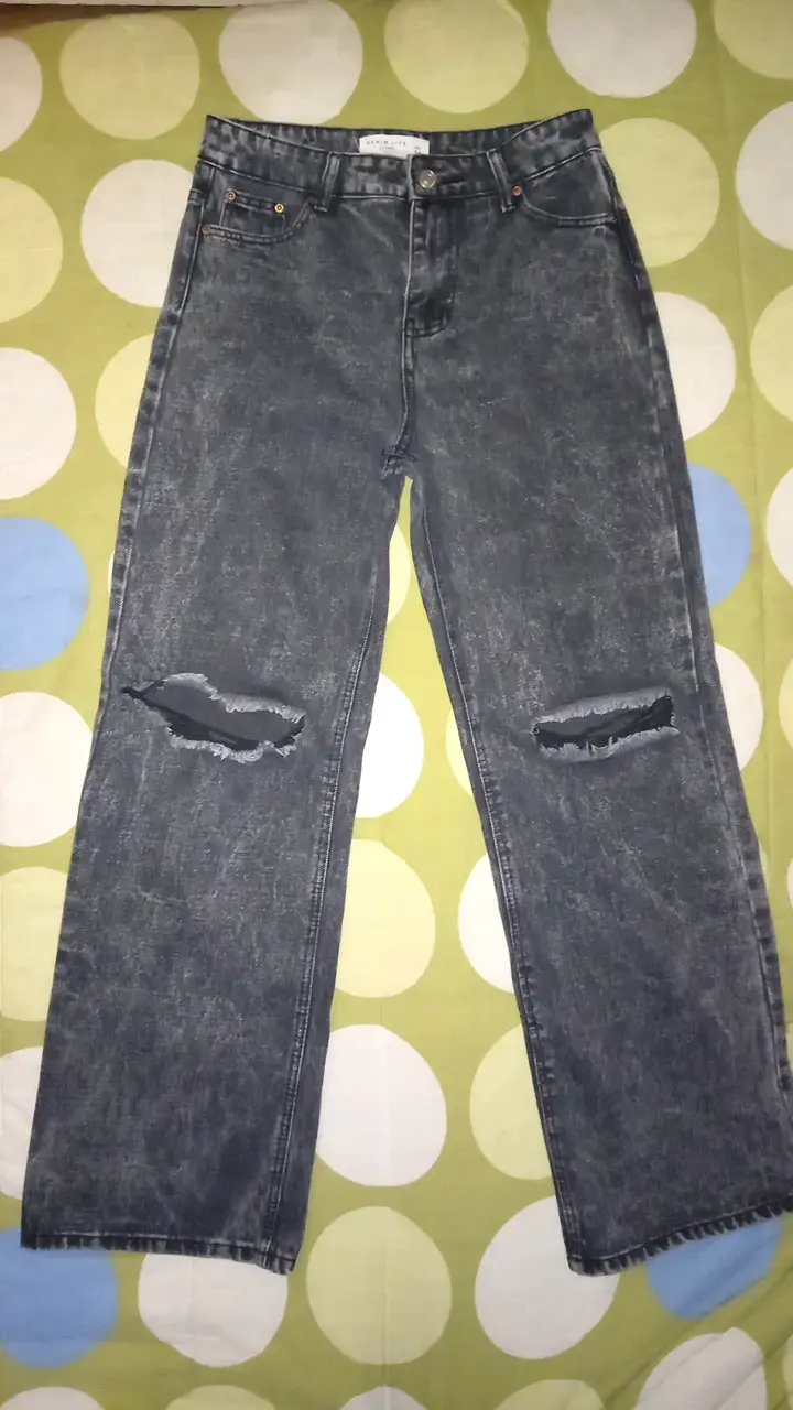 Jeans negros desgastados con roturas