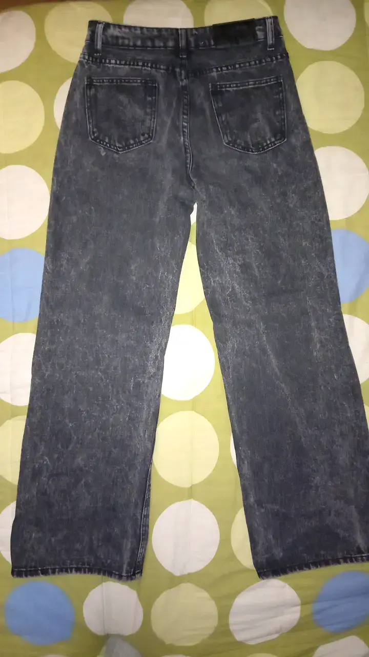 Jeans negros desgastados con roturas - 2
