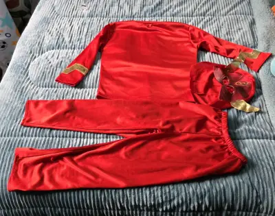 Disfraz de superhéroe rojo para niño - miniatura 2