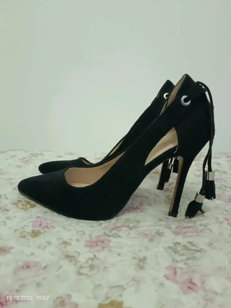 Tacones de gamuza negros con borlas elegantes - 1