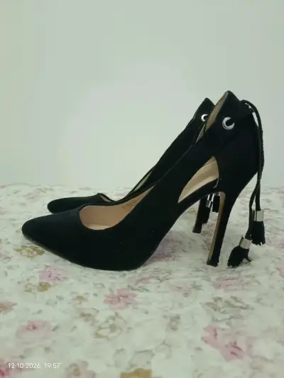 Tacones de gamuza negros con borlas elegantes - miniatura 1