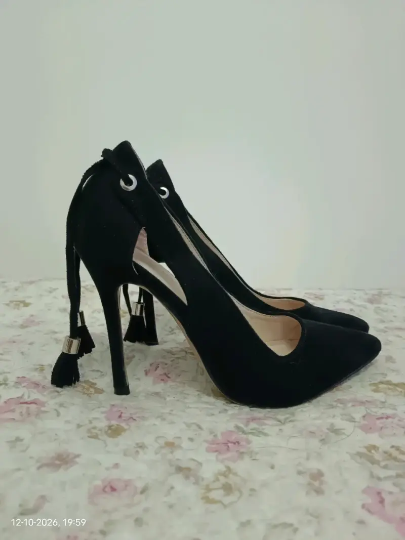 Tacones de gamuza negros con borlas elegantes - 2