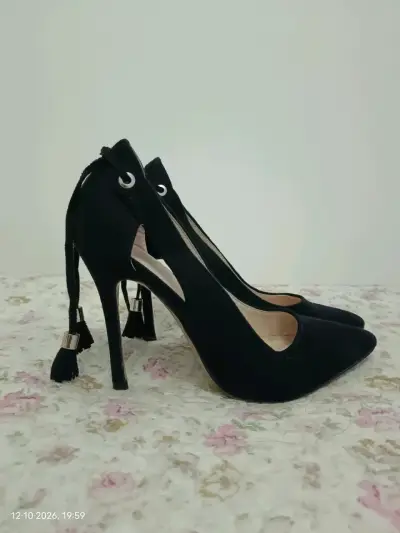 Tacones de gamuza negros con borlas elegantes - miniatura 2