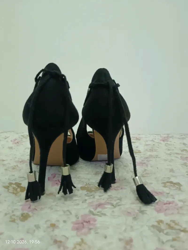 Tacones de gamuza negros con borlas elegantes - 3