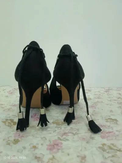 Tacones de gamuza negros con borlas elegantes - miniatura 3